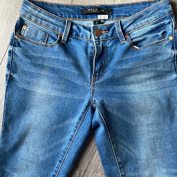 Max studio Ankle  Jeans with Rose hardware and embroidered pocket design. - Picture 4 of 9